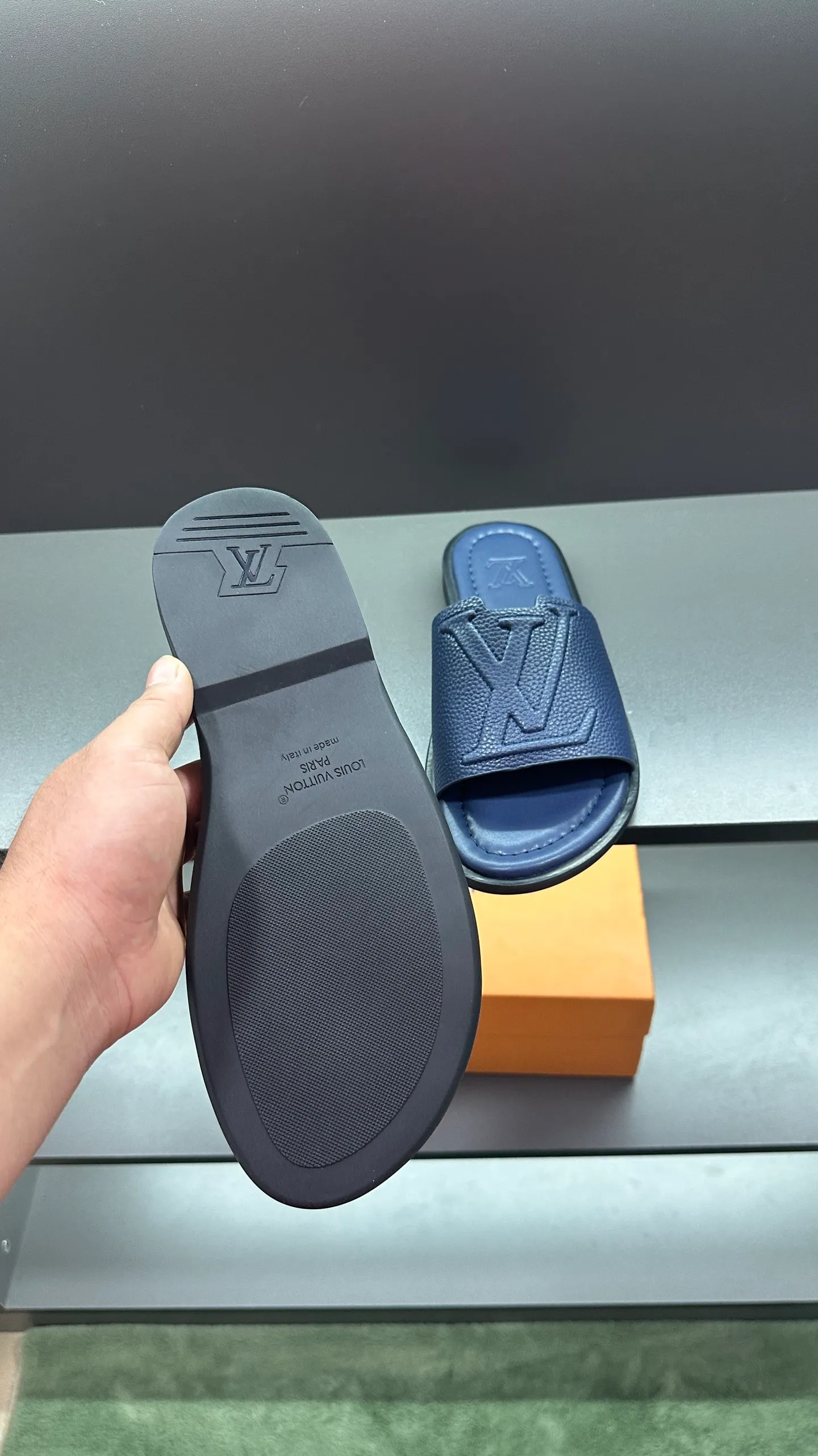 P300 🔍LV Men's Spring and Summer Slippers Counter Synchronization. The uppers are imported cowhide fabrics from Italy, with logo graphics and high-quality craftsmanship. Soles: original soles specially provided by the original factory. Exclusive movable molded soles are super comfortable. Original factory follow-up orders. 🔍🔍High quality. You can enter and leave the counter at will. Welcome to compare. Code number 38-45 No. 058
